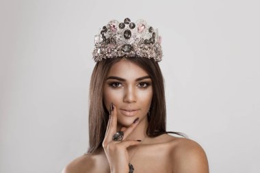 Güzellik kraliçesi kız kadın Bayan gelin el çene taç