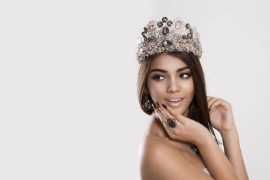 Geriye dönüp baktığımda bir güzellik kraliçesi esmer kadın