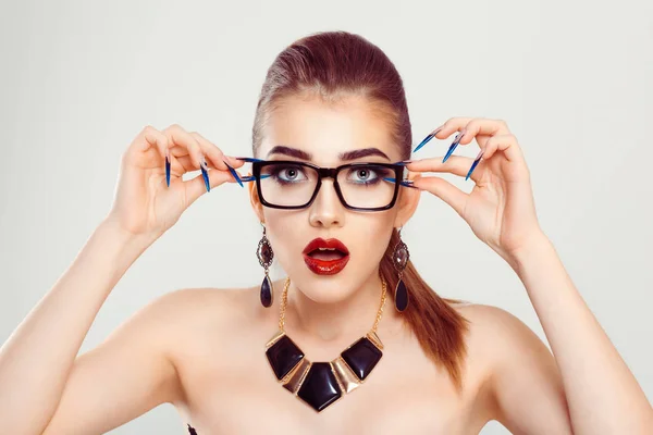 Een vrouw verrast haar bril geschokt te houden — Stockfoto