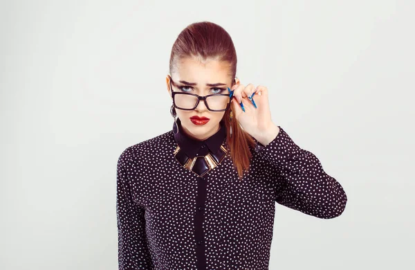 Verärgerte Frau mit heruntergelassener Brille blickt Sie skeptisch an — Stockfoto