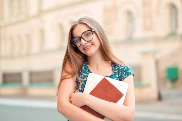 快乐的学生服装肖像头像专业美丽而自信的年轻女商人手持笔记本电脑站在室外大学大楼的背景图片 多文化 混合种族 — 图库照片