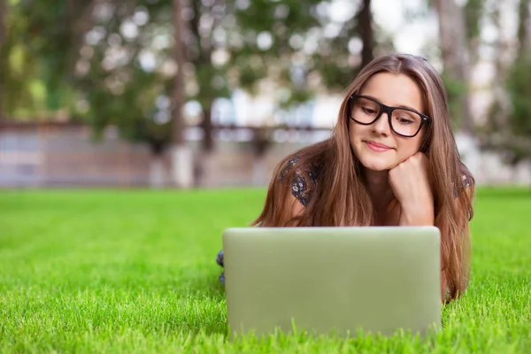 Mujer Atractiva Joven Gafas Sentadas Jardín Público Mientras Usa Computadora — Foto de Stock