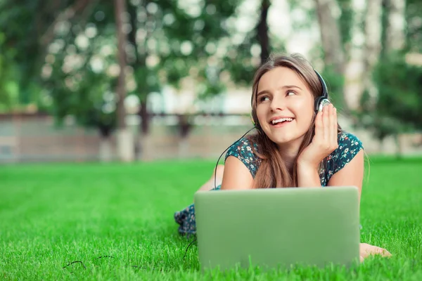 Mujer Joven Sonriente Con Auriculares Escucha Música Digital Mp3 Favorito — Foto de Stock