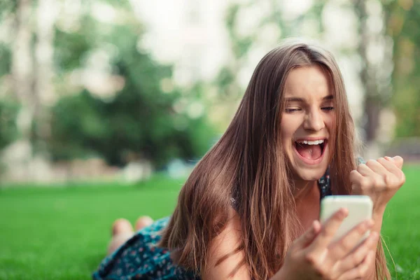 Menina Bonita Animado Recebendo Uma Mensagem Sms Com Boas Notícias — Fotografia de Stock