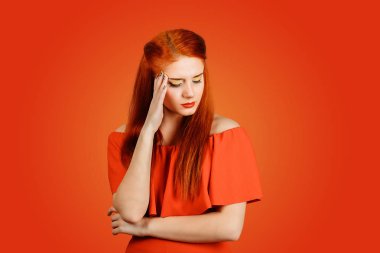 Kırmızı elbiseli, sarı makyajlı, üzgün, üzgün, genç bir kadının portresi. Gergin bir yüz ifadesi var. Kırmızı arka planda. Obsesif kompulsif, adhd, anksiyete bozukluğu