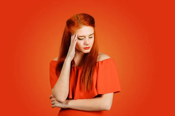 Retrato Closeup Triste Jovem Ruiva Vestindo Vestido Vermelho Maquiagem Amarela — Fotografia de Stock