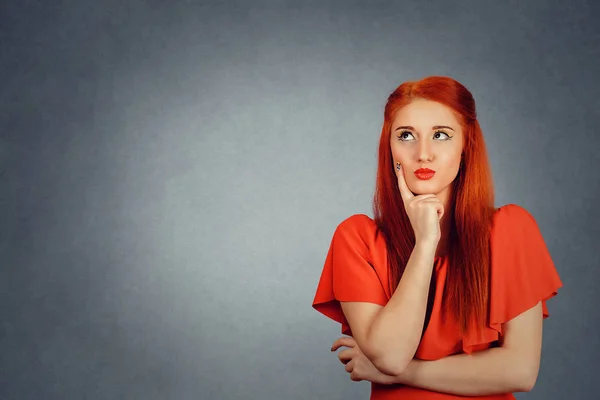 Prachtige vrouw die nadenkt, kijkt van links naar rechts — Stockfoto