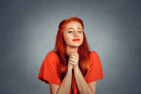 Mujer joven rezando a Dios por algo ojos cerrados en la esperanza — Foto de Stock