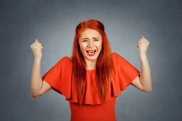 Porträt wütende Frau schreit hysterisch mit weit aufgerissenem Mund — Stockfoto