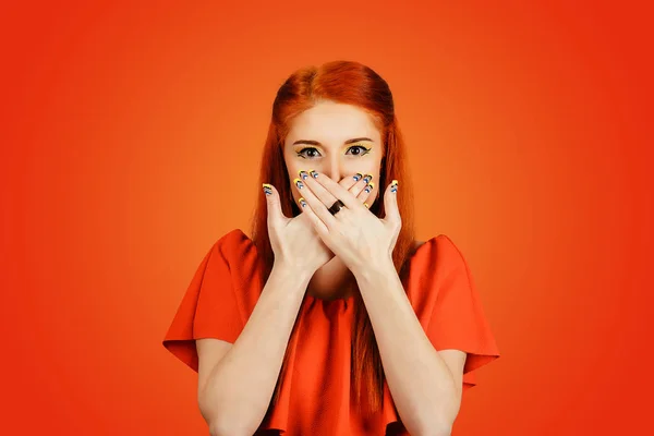 Frau hält die Hände vor den Mund, sie zeigt Schweigen, roter Hintergrund — Stockfoto