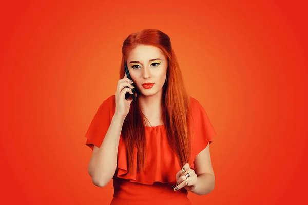 Kobieta wyjaśniająca przez telefon na czerwonym tle — Zdjęcie stockowe