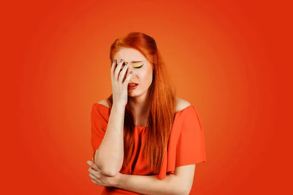 Mulher ruiva estressada prestes a chorar, deprimida — Fotografia de Stock