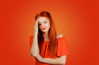  Stresli kadın baş ağrısı çekiyor, acı çekiyor, kafaya dokunuyor.