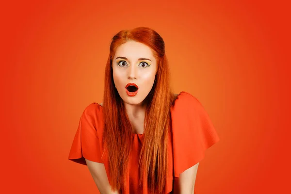 Una mujer sorprendida se sorprende. Primer plano retrato de mujer mirando sorprendida en boca completa boca abierta abierta aislado fondo rojo. Sensibilidad emocional positiva del lenguaje corporal de expresión facial . —  Fotos de Stock