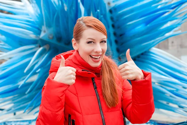 Žena ukazující oběma rukama gesto palce nahoru — Stock fotografie