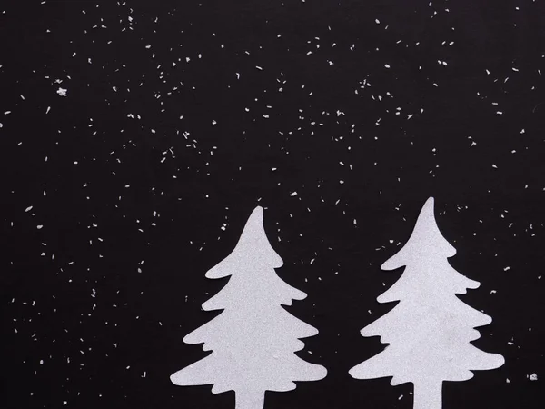 Kerstbomen Winter Twee Witte Dennenbomen Geïsoleerd Zwarte Achtergrond Met Vallende — Stockfoto