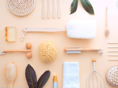 Spa seti. Şampuan, sabun, yağ parfümü ve sıvı duş jeli, tahta fırçalar kireç taşı topuk çıplak ten rengi arka planda. Aromaterapi masaj tüy dökücü salon aletleri konsepti. Üst Görünüm.