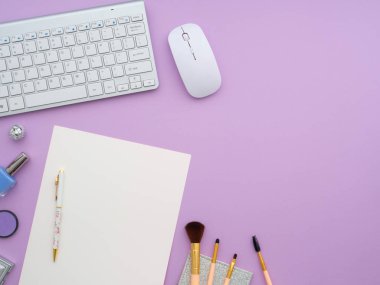 Etrafında klavye ve makyaj aletleri ve kozmetik ürünler bir kağıt not ve mor arka planda izole edilmiş bir kalem. Düz konum, üst görünüm kopyalama alanı. Kadınsı güzellik blogcusu iş yeri kavramı.