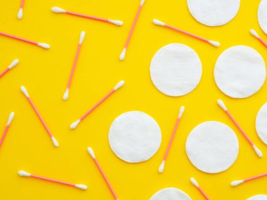 Sarı arka planda izole edilmiş pamuk ve bezler. Yatay görüntü, düz konum, yukarıdan üst görünüm