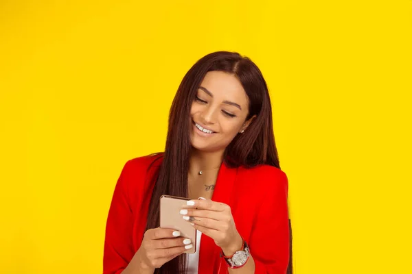 Mujer Sonriendo Mientras Envía Mensajes Texto Teléfono Inteligente Noticias Felices — Foto de Stock