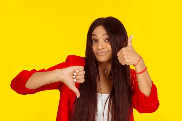 Duim Omhoog Duim Omlaag Sceptisch Denkende Vrouw Die Oordeelt Hoe — Stockfoto