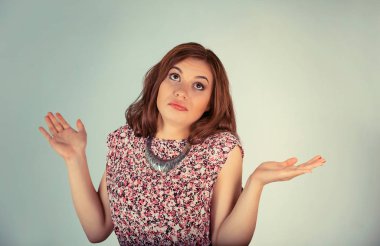 Karmaşa içinde omuz silken kadın, eller havada. Açık yeşil arka planda izole edilmiş karışık ırk modeli ve kopyalama alanı. Yatay resim.