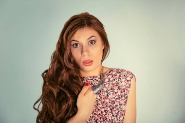 Kameraya bakan genç bir kadının portresi. Şaşırmış yüz ifadesi kendini işaret ediyor. Açık yeşil arka planda fotokopi alanı olan izole edilmiş halimi kastediyorsunuz. Yatay resim