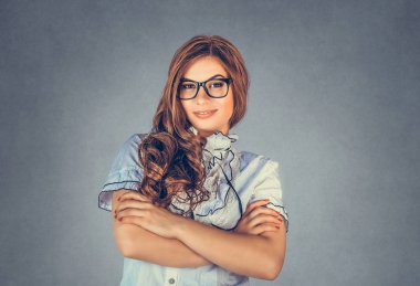 Sana bakarken mutlu ciddi genç güzel mutlu iş kadını gri arka plan duvar izole. Closeup emin avukat öğretmen müdürü. Olumlu insan duyguları yüz ifadeleri, tutum