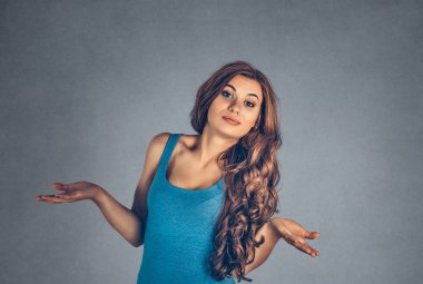 Bana ne yapacağımı, nereye gideceğimi söyle. Kafası karışmış esmer iş kadını ellerini iki farklı yöne kaldırıp kameraya bakıyor. Gri arkaplanda kopyalama alanı ile karışık ırk modeli izole edildi