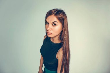 Huysuz şüpheci esmer kadın gri arka planda izole edilmiş. Açık yeşil arka planda izole edilmiş karışık ırk modeli ve kopyalama alanı. Yatay resim.