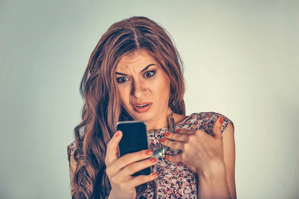 Женщина Смотрит Свой Телефон Шокированным Отвратительным Выражением Лица Смешанная Расовая — стоковое фото