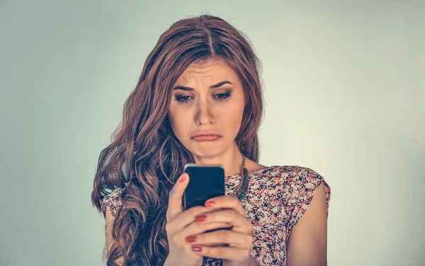 Mulher Olhando Para Mensagem Telefone Muito Com Expressão Triste Rosto — Fotografia de Stock