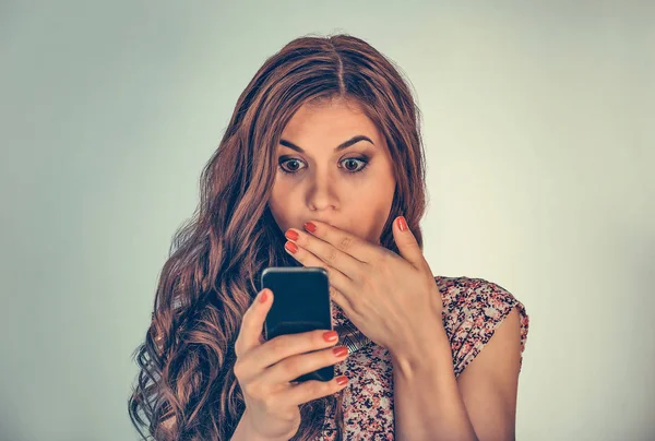 Kvinna Tittar Sin Telefon Med Chockade Ansiktsuttryck Som Täcker Munnen — Stockfoto