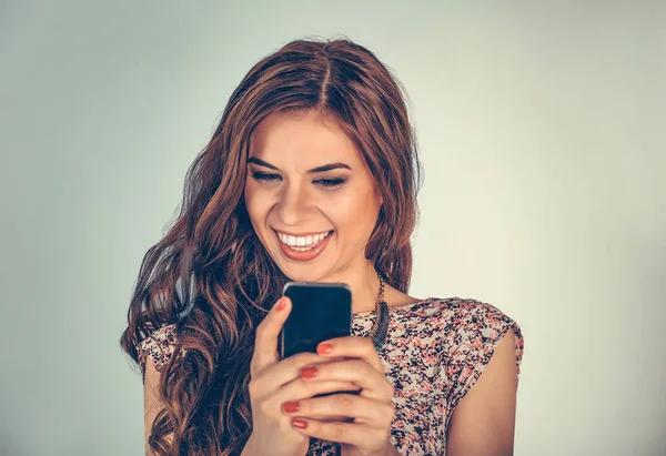 Una Mujer Mirando Teléfono Recibiendo Mensaje Tiene Una Sonrisa Cara — Foto de Stock