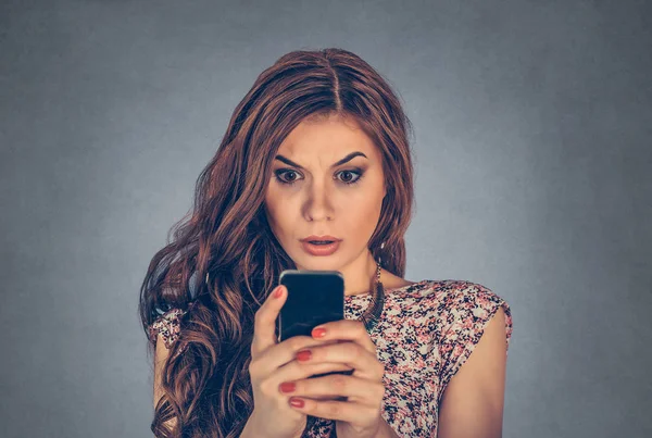 Mulher Olhando Para Telefone Com Expressão Chocada Rosto Modelo Corrida — Fotografia de Stock