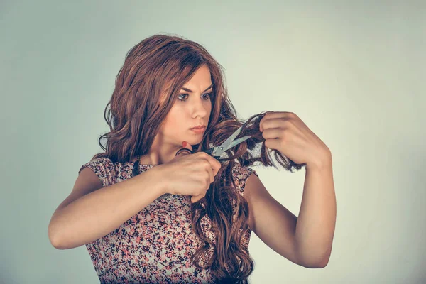 Mulher Frustrada Segurando Seu Cabelo Tesoura Prestes Cortar Cabelo Modelo — Fotografia de Stock