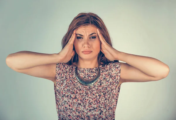 Een Vrouw Kijkt Naar Camera Handen Hoofd Met Hoofdpijn Stress — Stockfoto