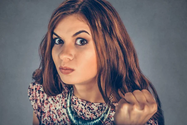 Retrato Close Mulher Jovem Irritada Mostrando Punho Prestes Bater Alguém — Fotografia de Stock