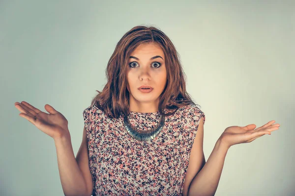 Femme Perplexe Haussant Les Épaules Dans Confusion Les Mains Dans — Photo