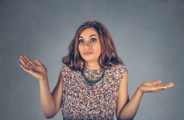 Vrouw Verbaasd Schouders Ophalen Verwarring Handen Lucht Gemengd Racemodel Geïsoleerd — Stockfoto