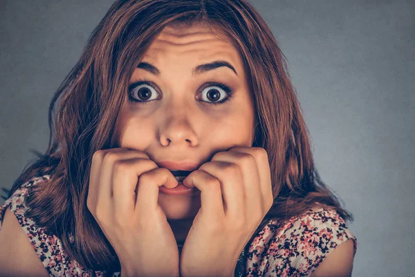 Nahaufnahme Porträt Kopfschuss Nervös Gestresste Junge Frau Angestellte Studentin Beißt — Stockfoto