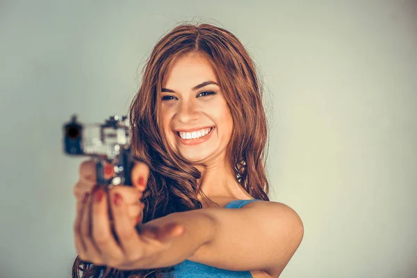 Uma Bela Jovem Com Uma Arma Brunette Segurando Handgun Olhando — Fotografia de Stock