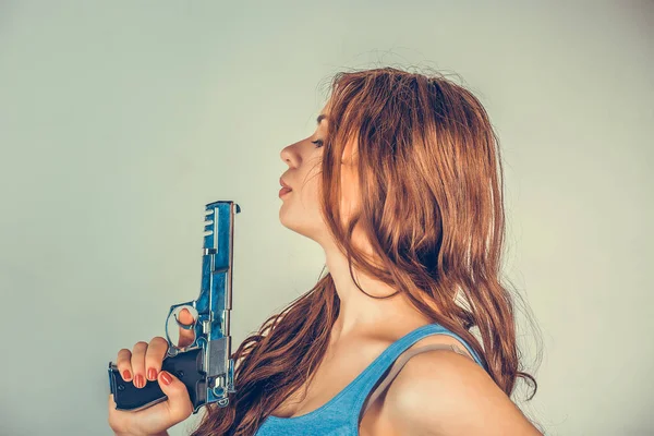 Modern Kvinna Håller Pistol Och Blåser Den Efter Att Skjutit — Stockfoto