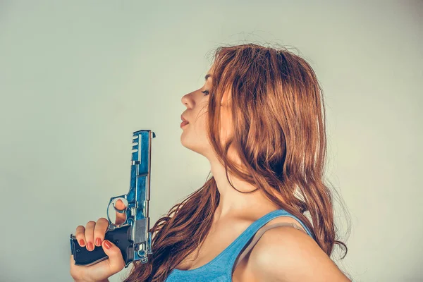 Moderne Frau Die Eine Waffe Der Hand Hält Und Nach — Stockfoto