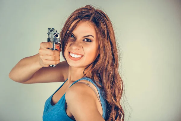 Uma Bela Jovem Com Uma Arma Brunette Segurando Handgun Olhando — Fotografia de Stock