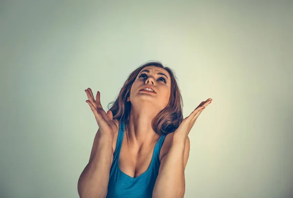 Mulher Furiosa Estressada Gritando Olhando Para Cima Frustração Mãos Retrato — Fotografia de Stock