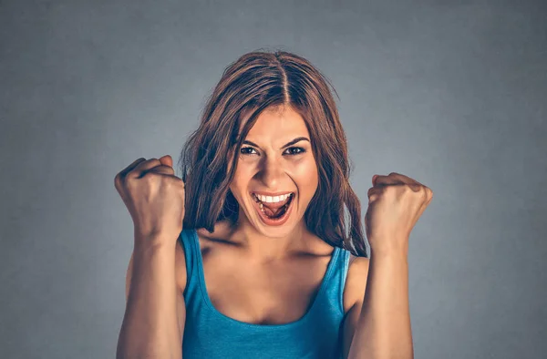 Eine Aufgeregte Frau Reckt Triumphierend Die Fäuste Die Höhe Und — Stockfoto