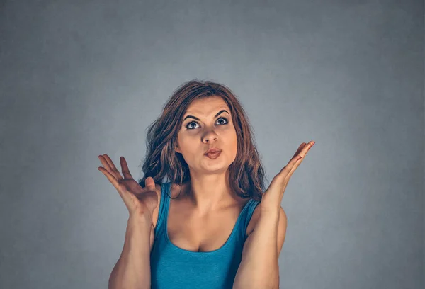 Wściekła Zestresowana Kobieta Krzyczy Patrząc Górę Frustracją Rękami Górze Portret — Zdjęcie stockowe