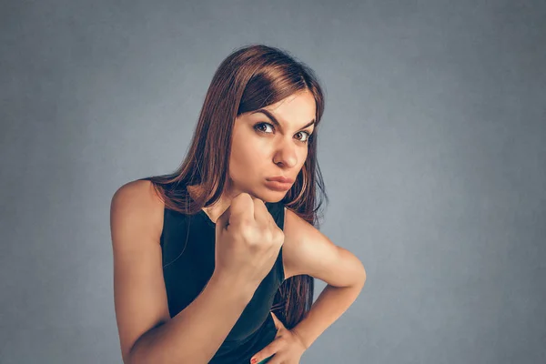 Retrato Close Mulher Jovem Irritada Mostrando Punho Prestes Bater Alguém — Fotografia de Stock