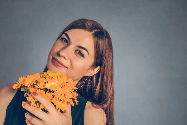 Mooi Lachende Meisje Vrouw Met Boeket Van Goudsbloem Calendula Jonge — Stockfoto